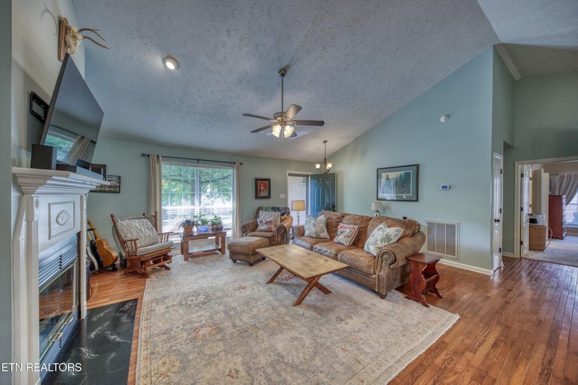 ONE LEVEL LIVING. Welcome to this beautifully maintained home - photo 2