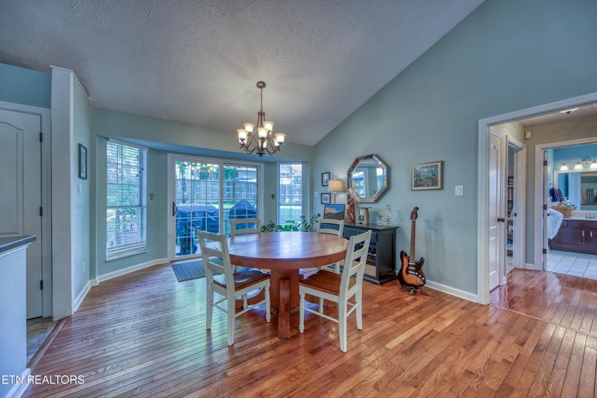 ONE LEVEL LIVING. Welcome to this beautifully maintained home - photo 3