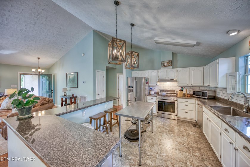 ONE LEVEL LIVING. Welcome to this beautifully maintained home - photo 4