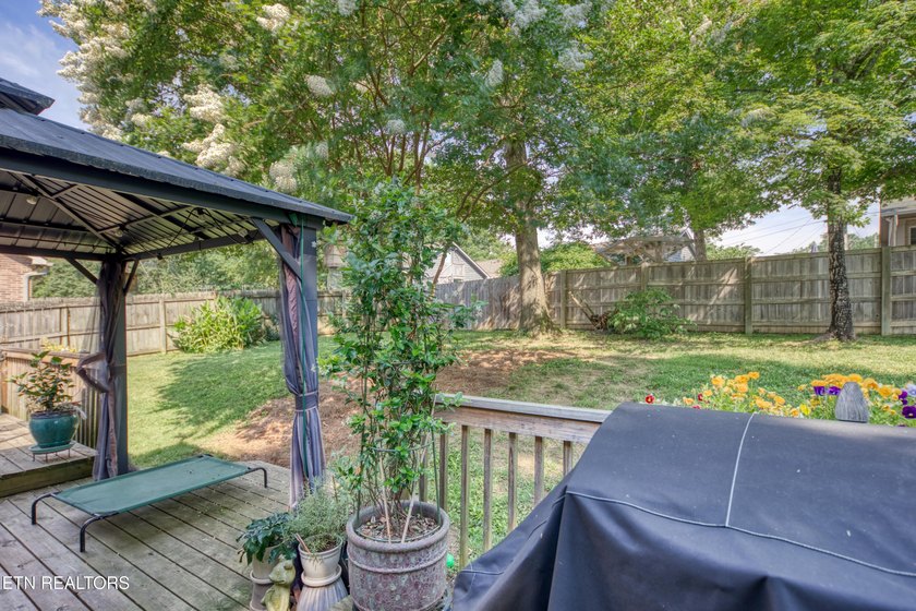 ONE LEVEL LIVING. Welcome to this beautifully maintained home - photo 8