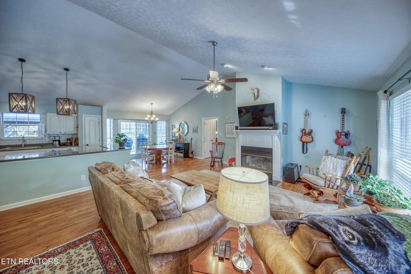 ONE LEVEL LIVING. Welcome to this beautifully maintained home - photo 9