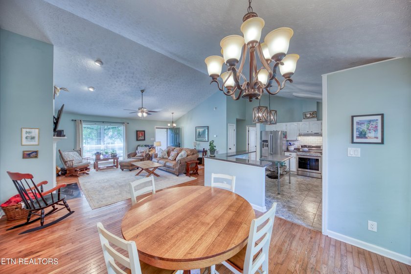 ONE LEVEL LIVING. Welcome to this beautifully maintained home - photo 10