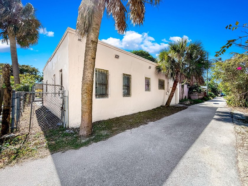 FANTASTIC OPPORTUNITY! Spanish Mission style home with Guest - photo 56