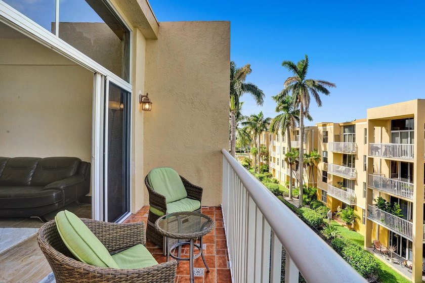 Welcome to this well-appointed two-bedroom, two-bathroom - photo 17