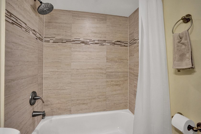 Welcome to this well-appointed two-bedroom, two-bathroom - photo 20
