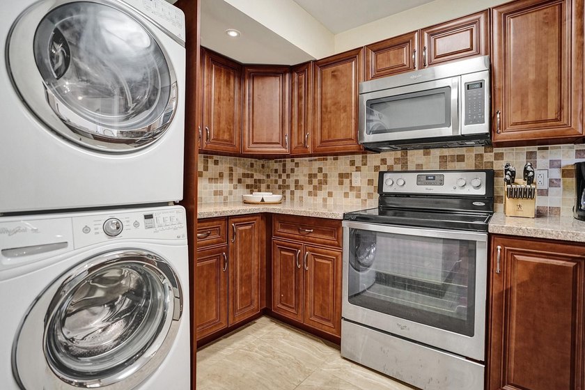 Welcome to this well-appointed two-bedroom, two-bathroom - photo 23