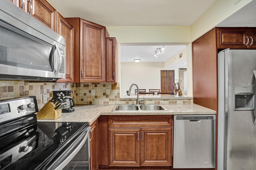 Welcome to this well-appointed two-bedroom, two-bathroom - photo 24