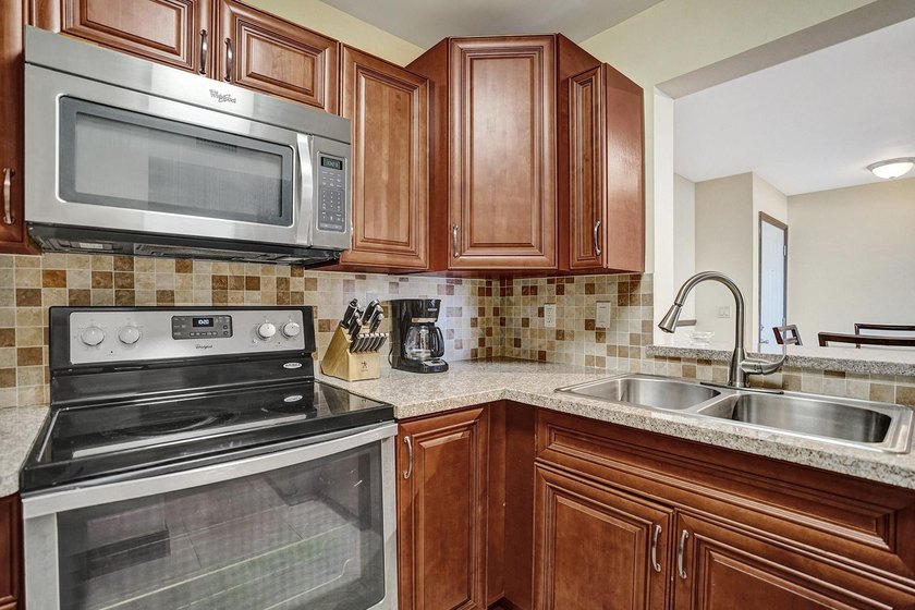 Welcome to this well-appointed two-bedroom, two-bathroom - photo 25