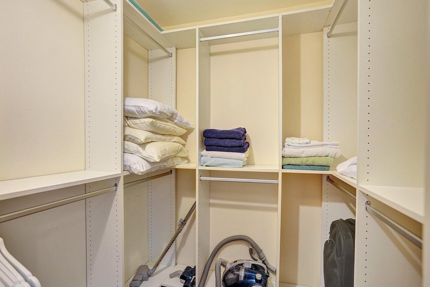 Welcome to this well-appointed two-bedroom, two-bathroom - photo 32