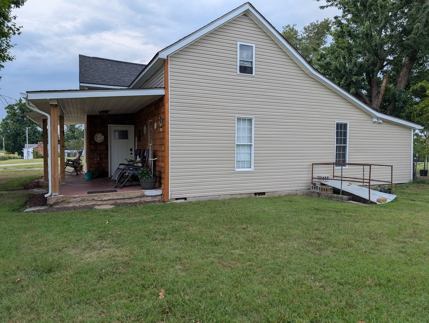 This recently renovated and tastefully updated 3 bedroom, 1 bath - photo 3