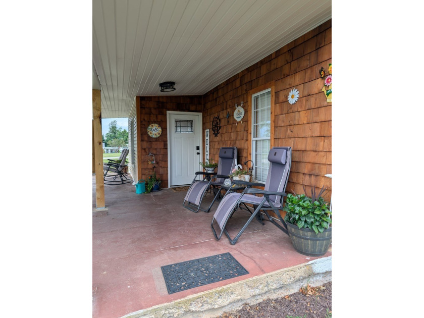 This recently renovated and tastefully updated 3 bedroom, 1 bath - photo 4