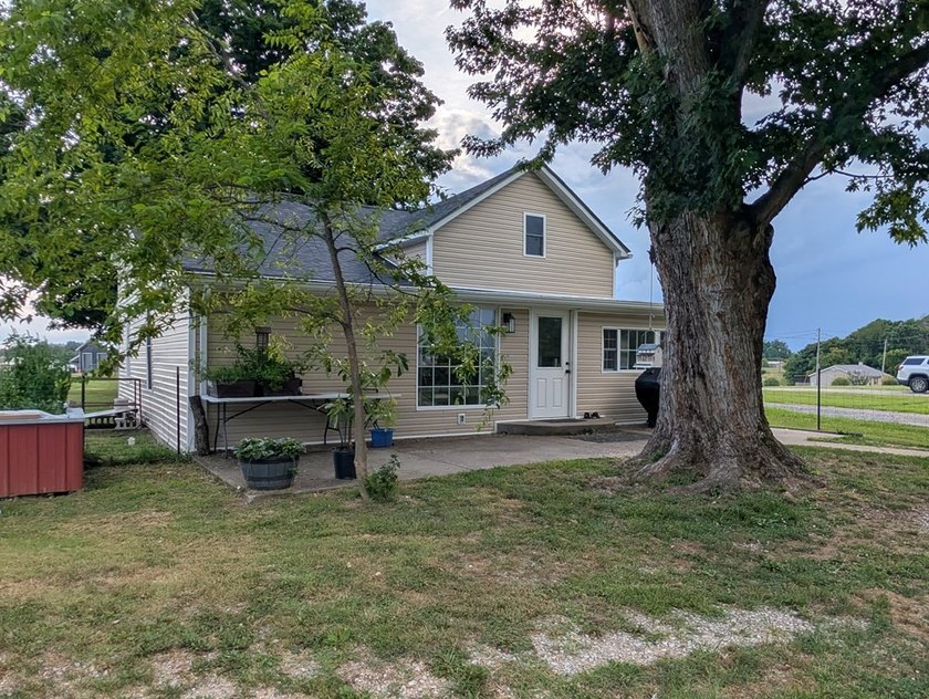 This recently renovated and tastefully updated 3 bedroom, 1 bath - photo 5
