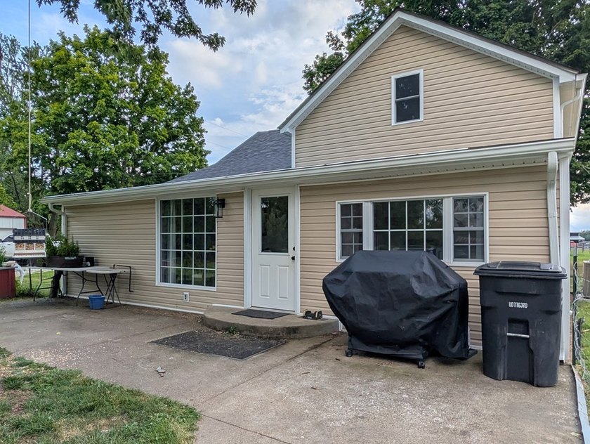 This recently renovated and tastefully updated 3 bedroom, 1 bath - photo 6