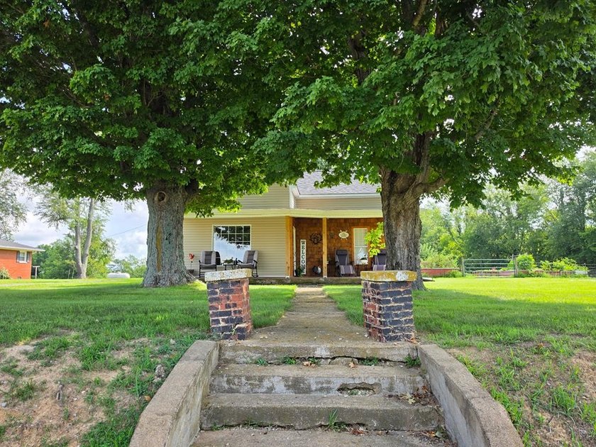 This recently renovated and tastefully updated 3 bedroom, 1 bath - photo 8