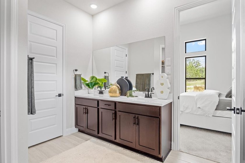 BRAND NEW CONSTRUCTION by Oakmont Homes. This charming garden - photo 11
