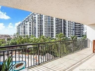 LARGEST 1 bedroom Balcony on Brickell key with beautiful pool - photo 3