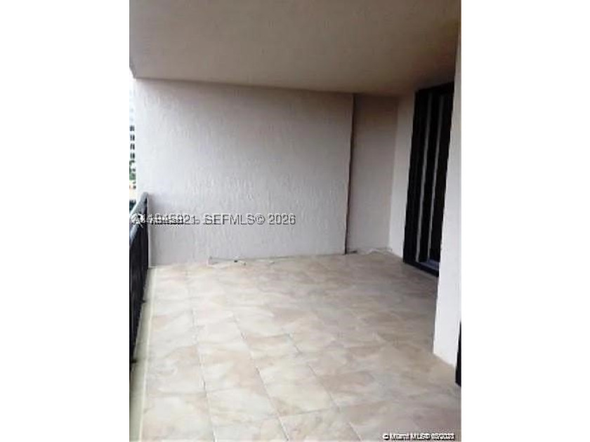 LARGEST 1 bedroom Balcony on Brickell key with beautiful pool - photo 4