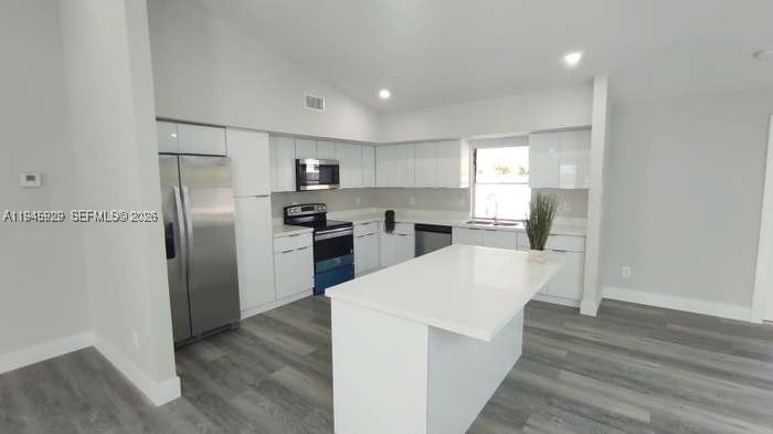 Beautifully renovated turnkey 3-bedroom, 2-bath residence - photo 4