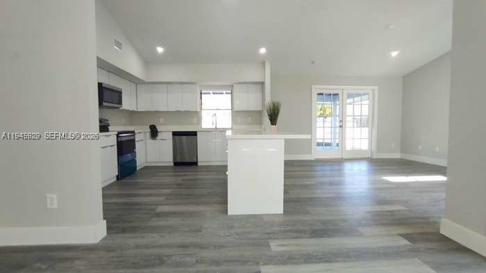 Beautifully renovated turnkey 3-bedroom, 2-bath residence - photo 6