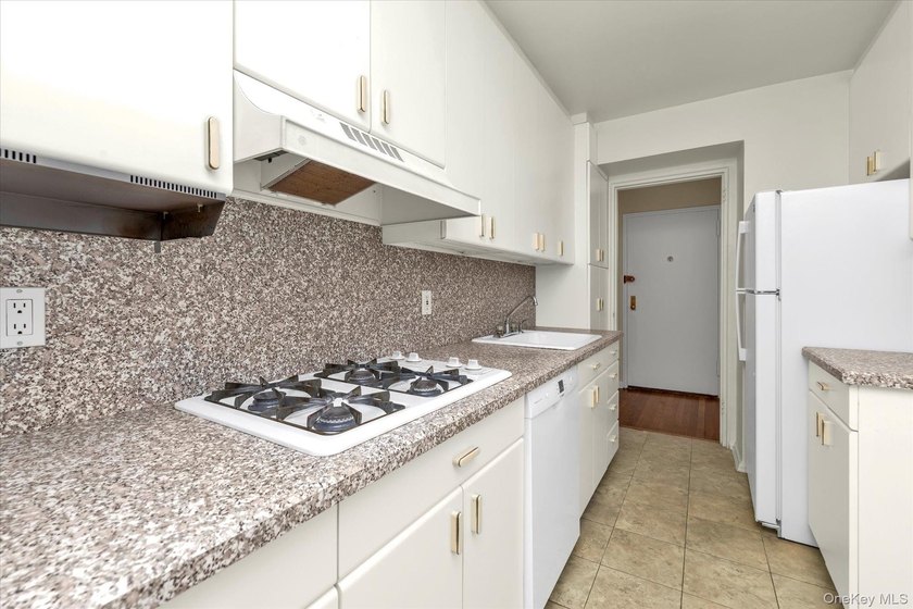 Very Sunny and Spacious Corner Apartment in the Exclusive - photo 2