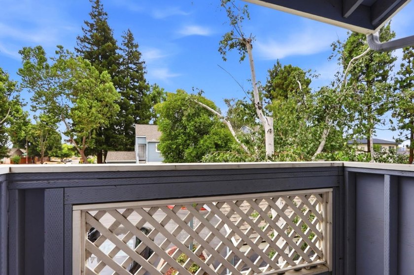 Welcome 1547 Four Oaks Circle, this beautifully updated - photo 17