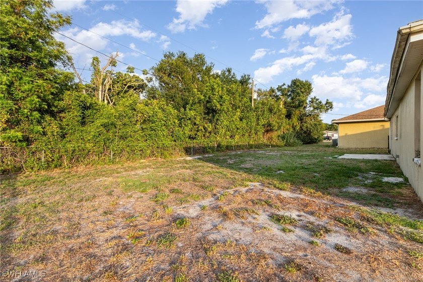 Spacious three-bedroom, two-bathroom home with a two-car garage - photo 24