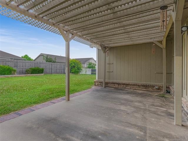 Welcome home to this beautifully maintained, one-owner 3-bedroom - photo 18