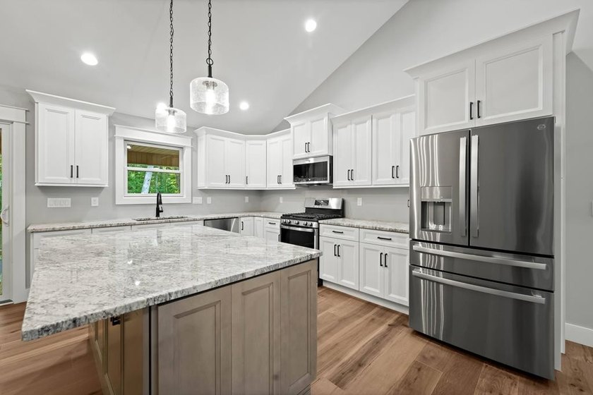 WELCOME TO YOUR OWN PRIVATE RETREAT! This NEW CONSTRUCTION *1 - photo 4