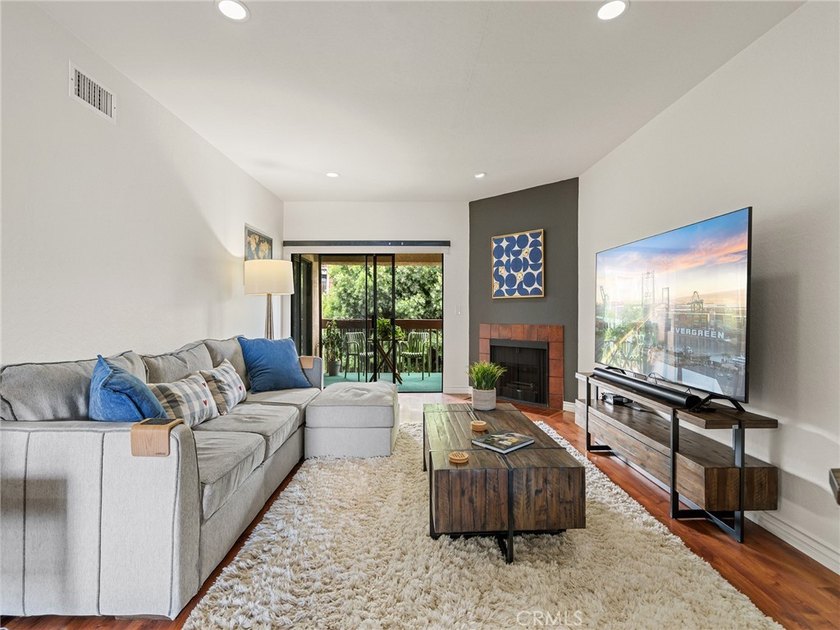 Welcome home to this spacious top-floor 2-bedroom, 2-bath - photo 4