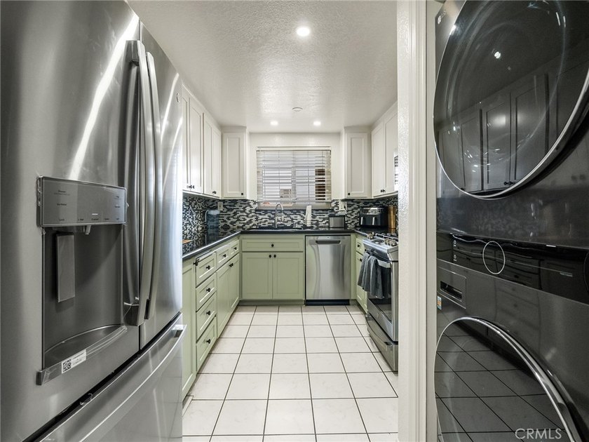 Welcome home to this spacious top-floor 2-bedroom, 2-bath - photo 8
