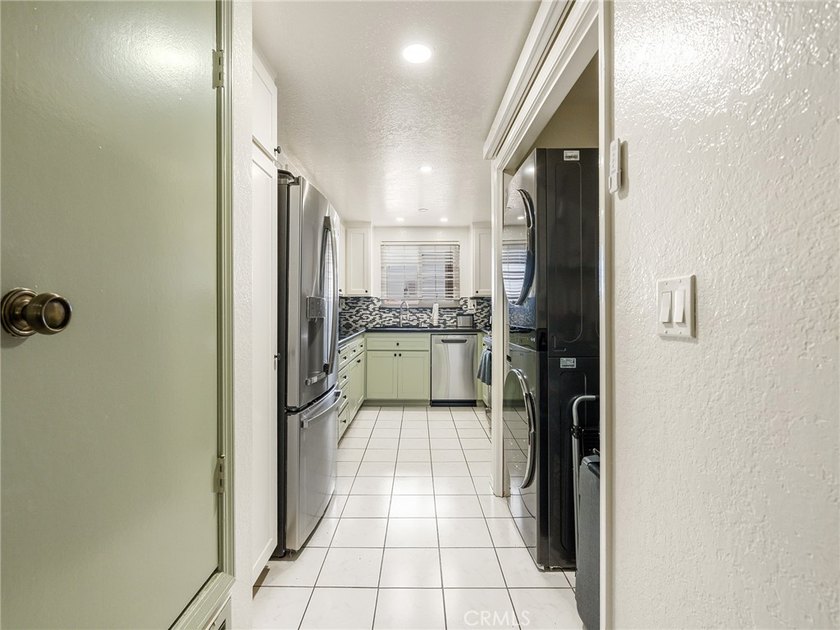 Welcome home to this spacious top-floor 2-bedroom, 2-bath - photo 9
