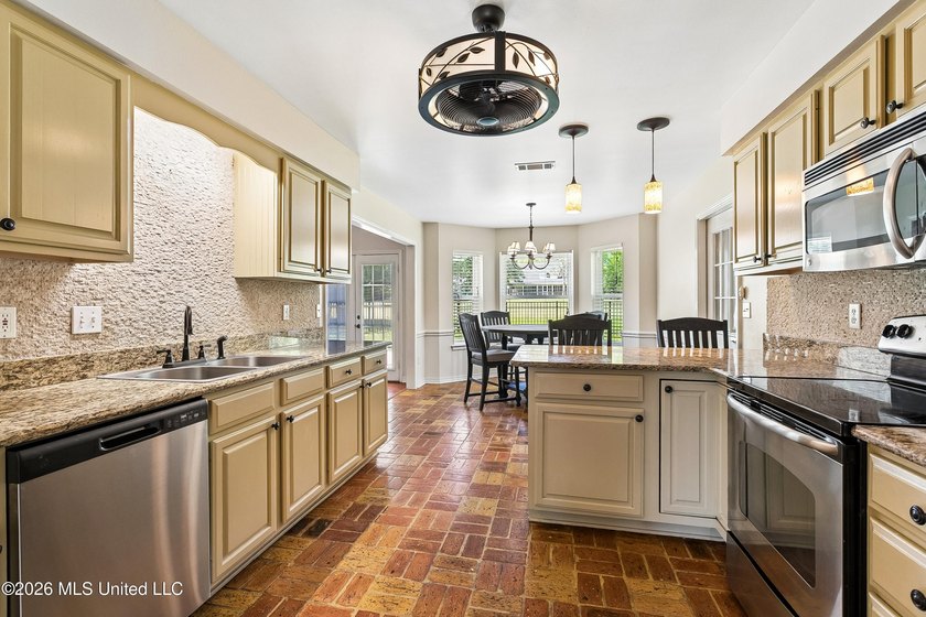 Located in the desirable golf community of Diamondhead, this - photo 7