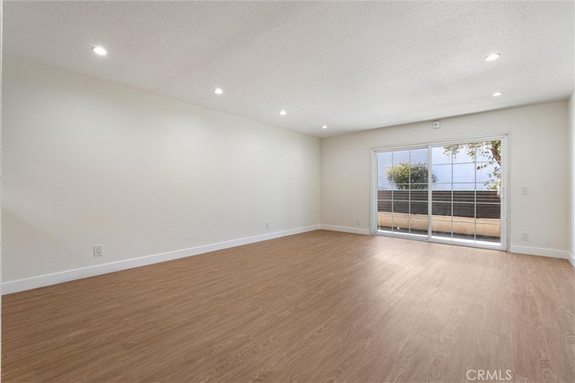 Freshly upgraded and centrally located, this wonderful condo - photo 2