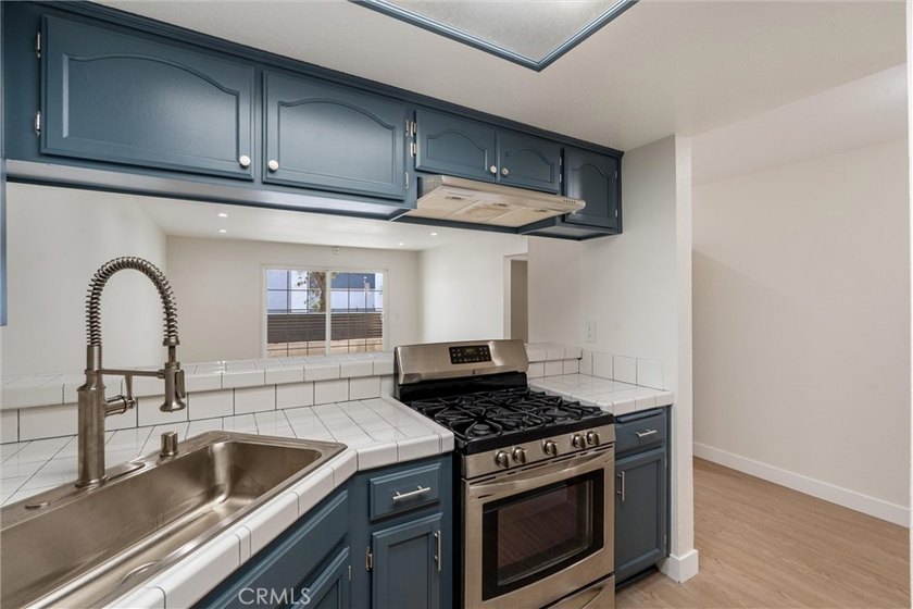 Freshly upgraded and centrally located, this wonderful condo - photo 4