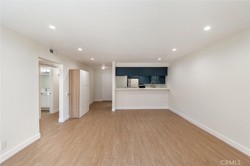 Freshly upgraded and centrally located, this wonderful condo - photo 8