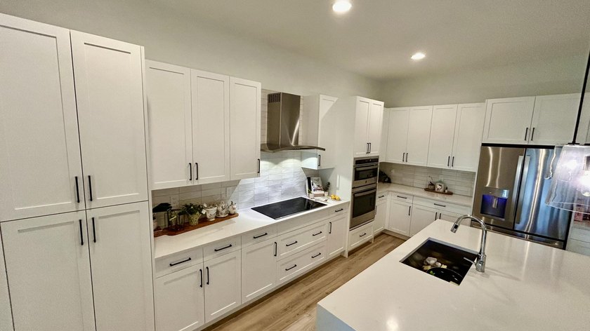 Welcome to this exceptional 4-bedroom, 3.5-bathroom residence in - photo 5