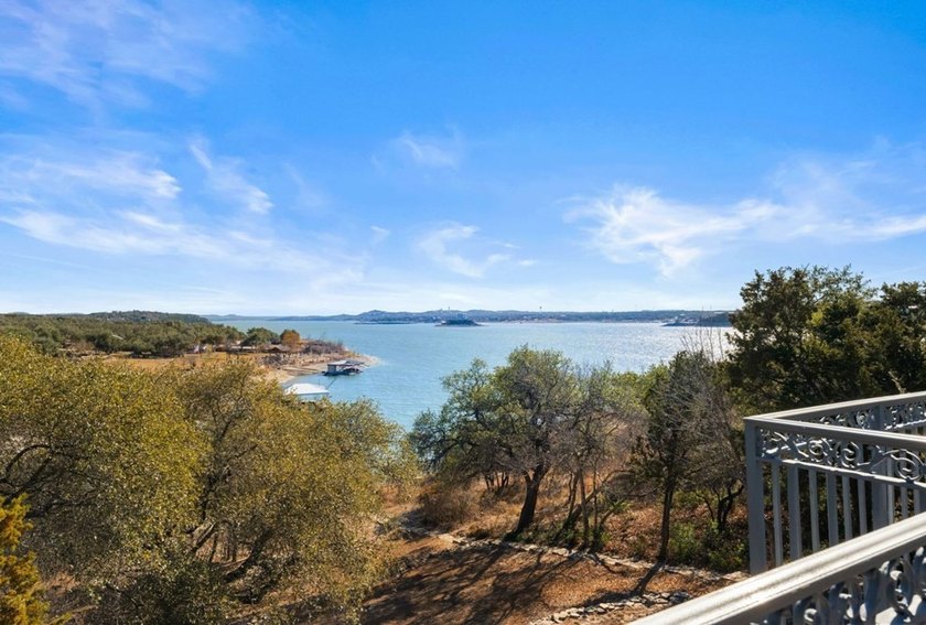 Extraordinary Lake Travis waterfront estate in the Sandy Shores - photo 18
