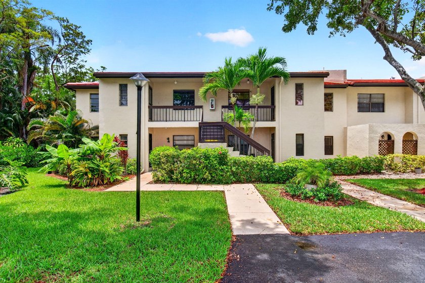 UPDATED UPPER CORNER 2 BED, 2BTH CONDO W/LAKEVIEWS. FRESHLY - photo 2