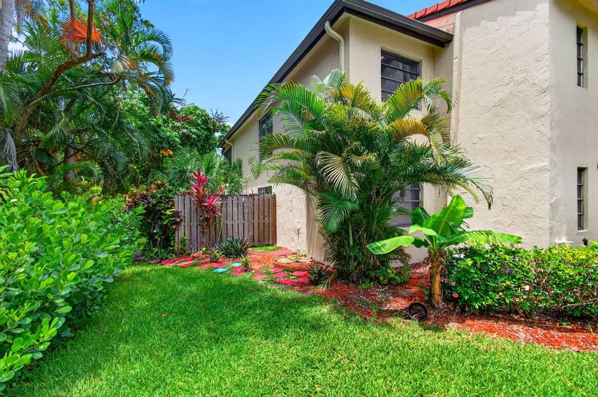 UPDATED UPPER CORNER 2 BED, 2BTH CONDO W/LAKEVIEWS. FRESHLY - photo 5