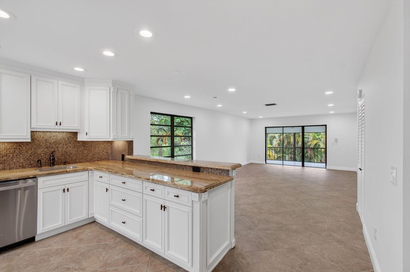 UPDATED UPPER CORNER 2 BED, 2BTH CONDO W/LAKEVIEWS. FRESHLY - photo 8