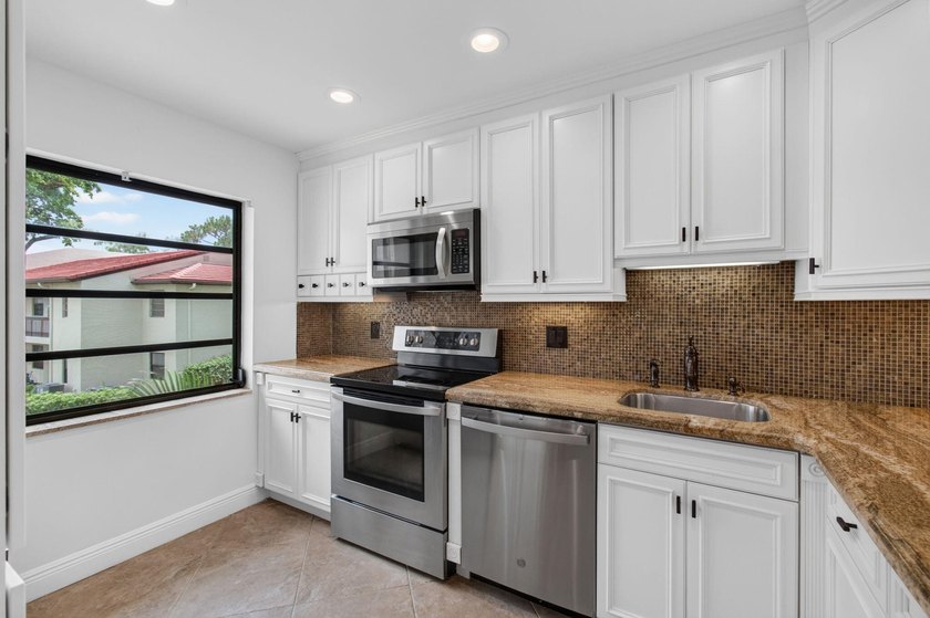 UPDATED UPPER CORNER 2 BED, 2BTH CONDO W/LAKEVIEWS. FRESHLY - photo 10