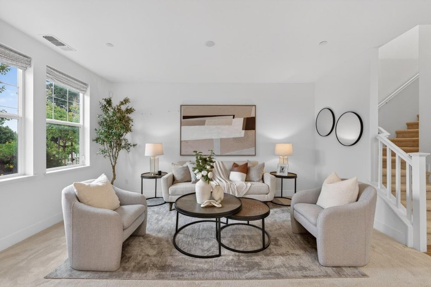 Welcome to this beautifully maintained end-unit, townhome-style - photo 3