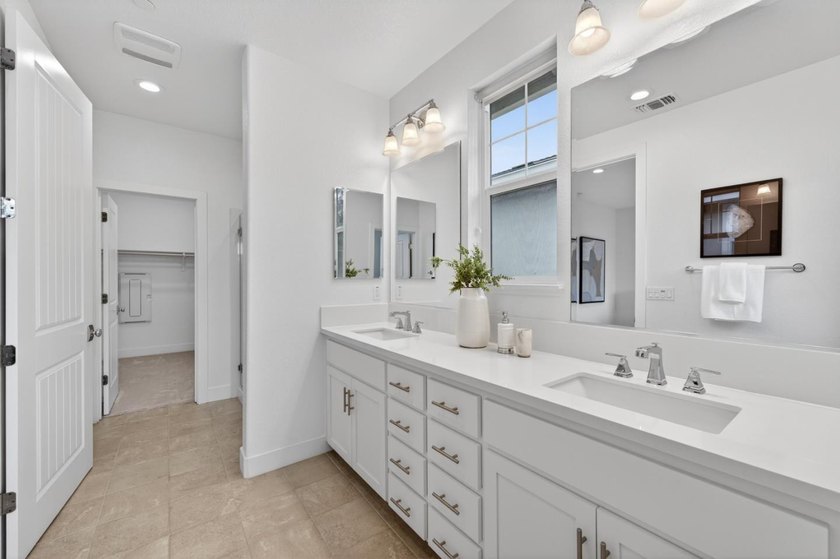 Welcome to this beautifully maintained end-unit, townhome-style - photo 4