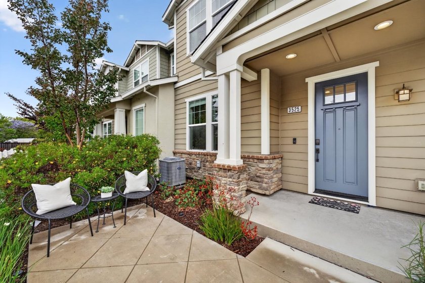 Welcome to this beautifully maintained end-unit, townhome-style - photo 5