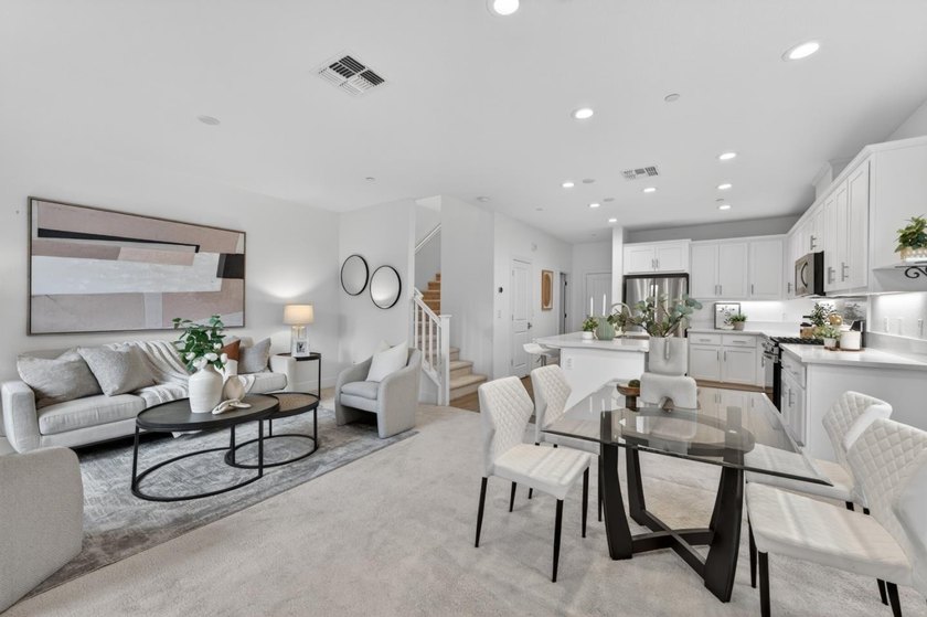 Welcome to this beautifully maintained end-unit, townhome-style - photo 6