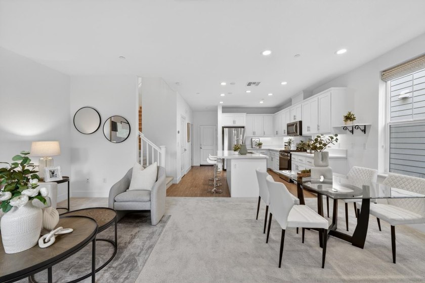 Welcome to this beautifully maintained end-unit, townhome-style - photo 8