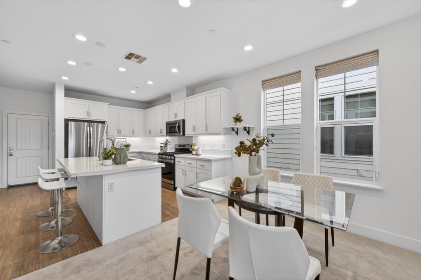 Welcome to this beautifully maintained end-unit, townhome-style - photo 9