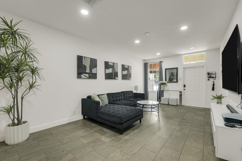 Beautifully renovated 3-bedroom, 2.5-bathroom townhome in the - photo 11