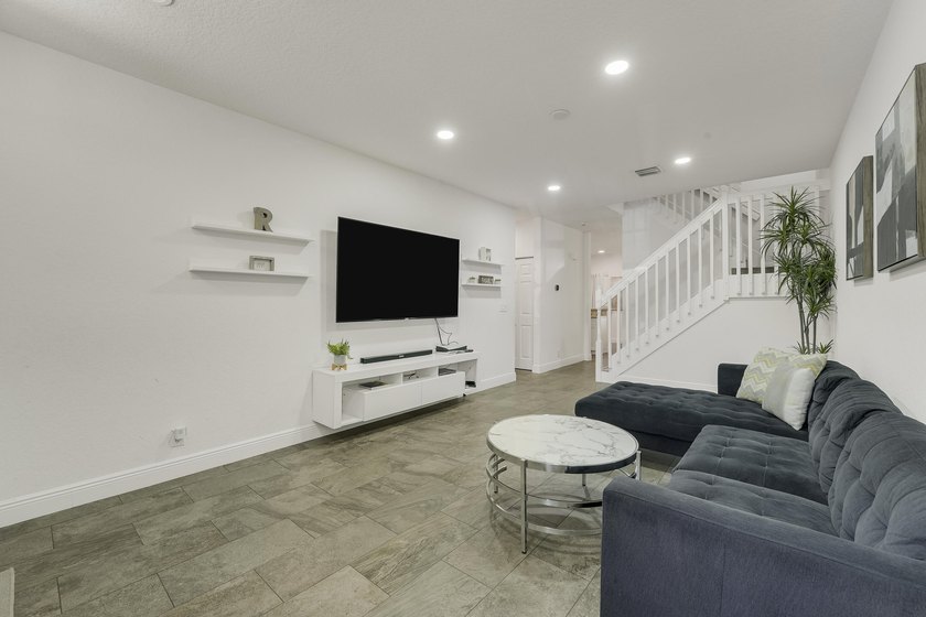 Beautifully renovated 3-bedroom, 2.5-bathroom townhome in the - photo 12