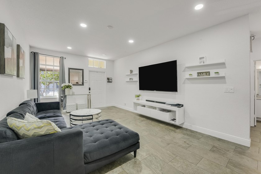 Beautifully renovated 3-bedroom, 2.5-bathroom townhome in the - photo 13